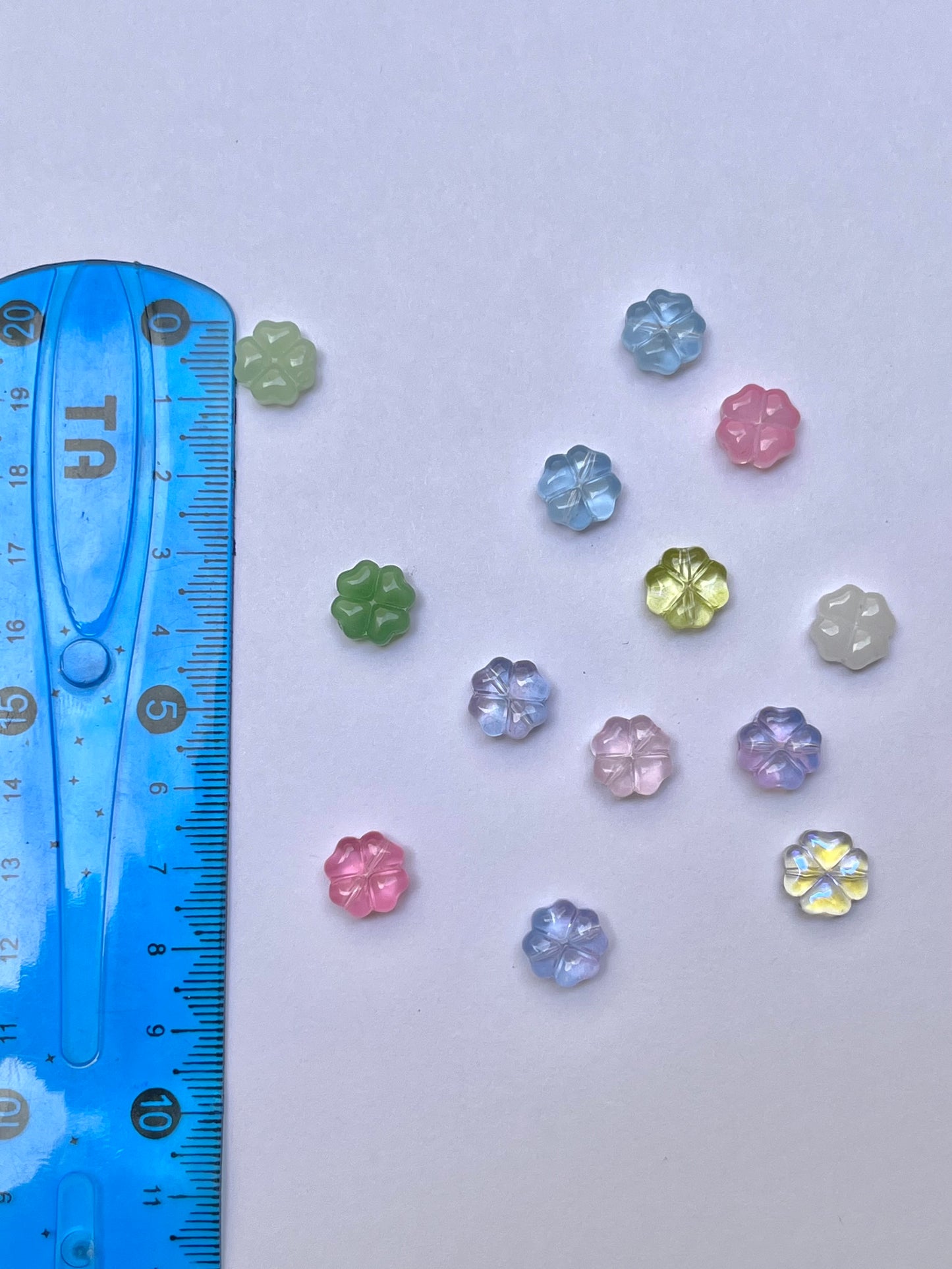 Glass clover beads