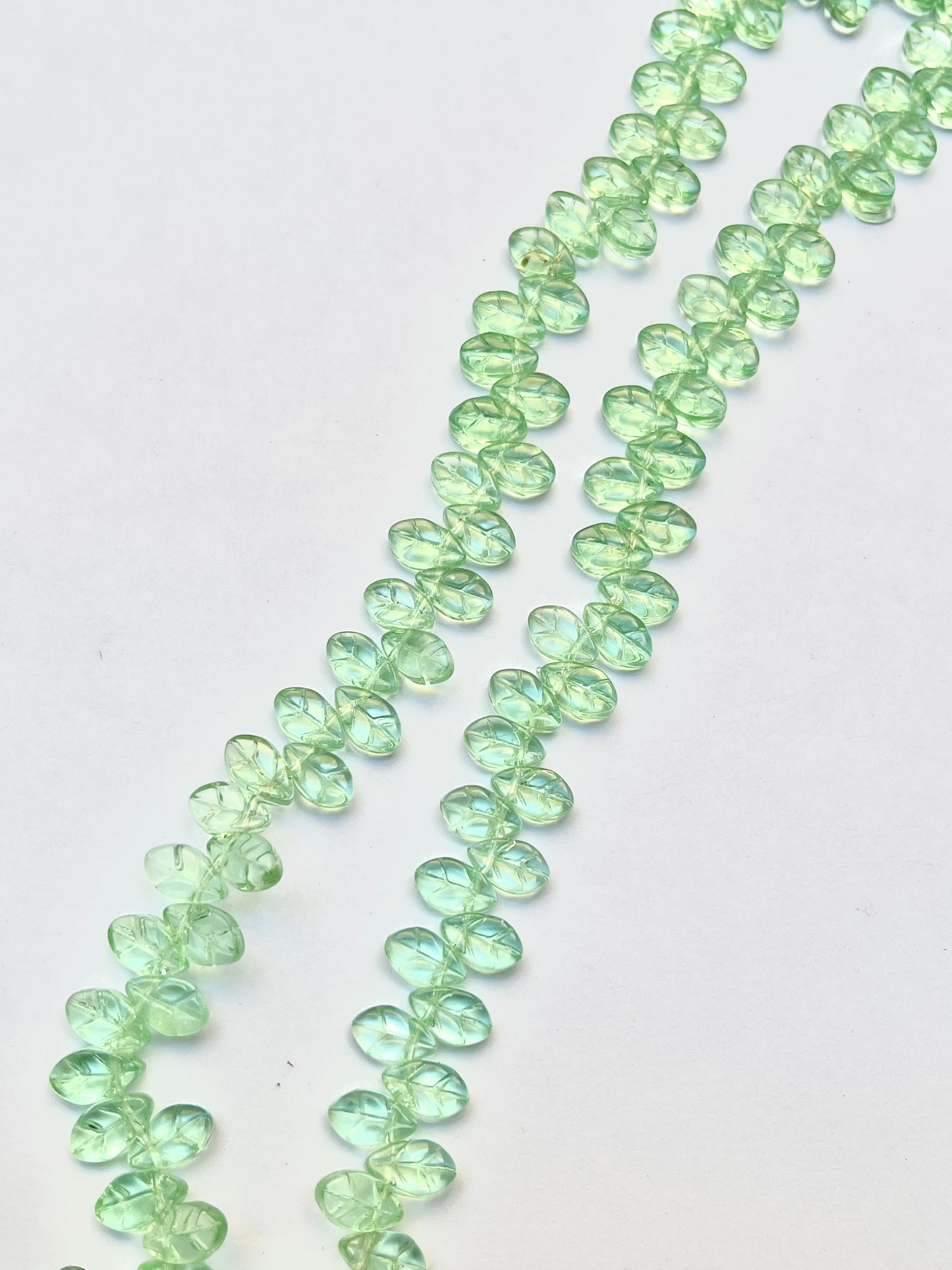 Glass leaf bead