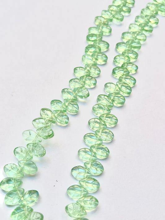 Glass leaf bead